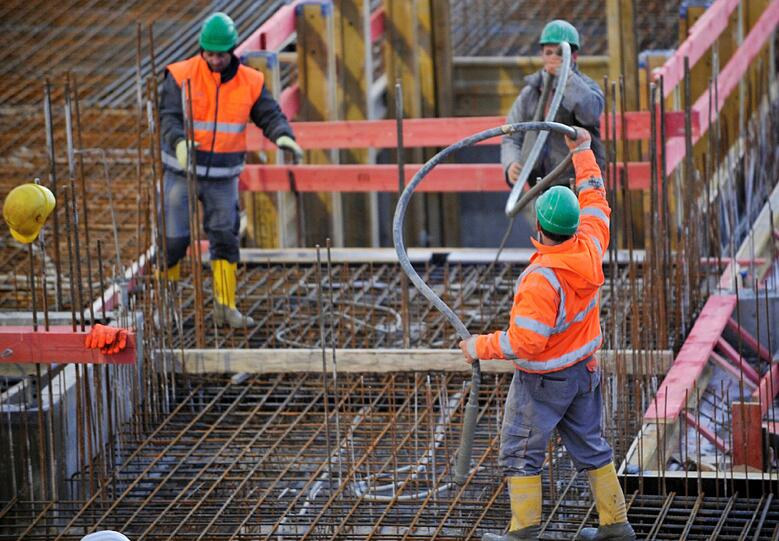 Handwerker profitieren von den niedrigen Bauzinsen sowie der Inflations-Angst &ndash; vielerorts wird jetzt neu gebaut.