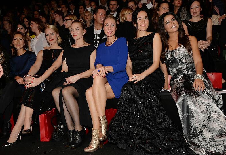 Ganz vorn dran (v. r.) Sängerin Fernanda Brandao, Johanna Klum, Moderatorin Ruth Moschner, Sängerin und Schauspielerin Anna Loos und Moderatorin Judith Rakers.