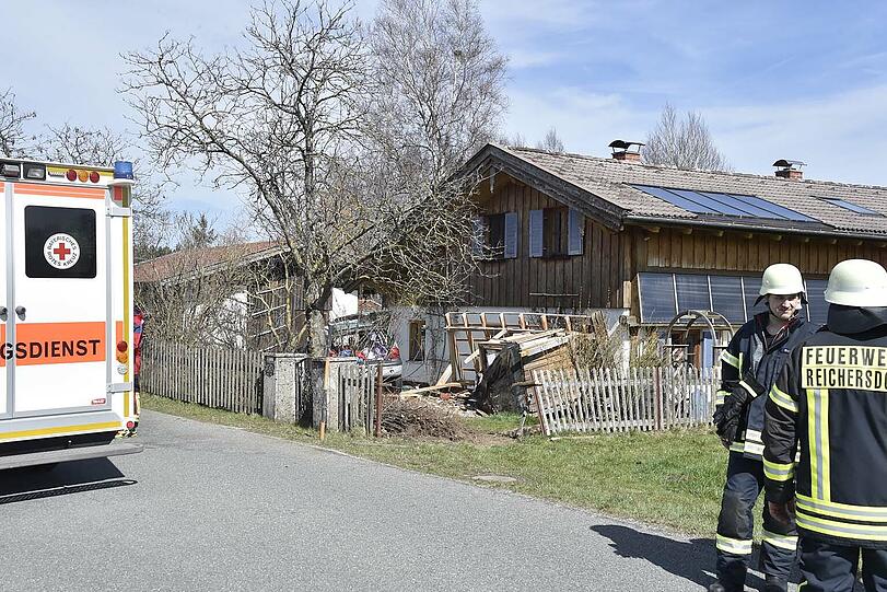 Der Twingo krachte durch den Gartenzaun und kam im Vorgarten zum Stehen.