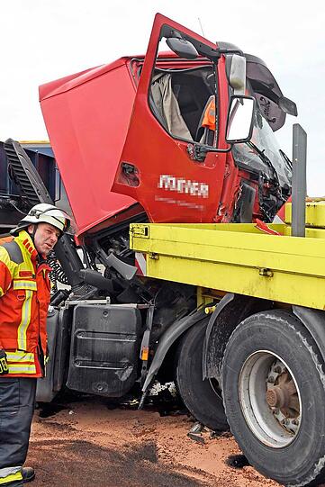 Das Führerhaus des Tiefladers krachte in den Anhänger - die Feuerwehr konnte den leichtverletzten Lkw-Fahrer aus dem Wrack bergen.