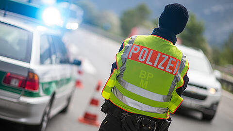 Der Schwerverbrecher ging der Polizei bei einer zufälligen Verkehrskontrolle auf der A8 ins Netz. (Symbolbild)