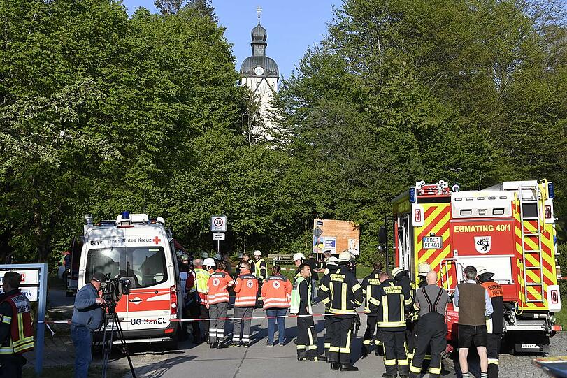 In Egmating (Lkr. Ebersberg) ist am Mittwoch ein Maibaumwagen umgestürzt - dabei wurden zahlreiche Menschen teils schwer verletzt.