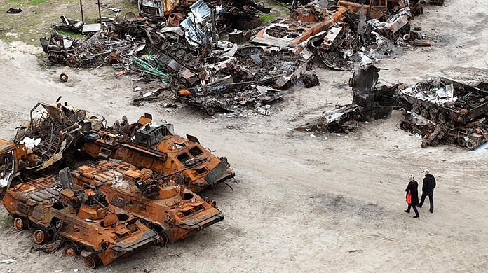 Ein Trümmerfeld in Butscha. Unweit des Kiewer Vororts sollen erneut Leichen von Zivilisten gefunden worden sein.