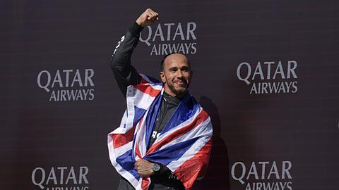Mercedes-Pilot Lewis Hamilton jubelt nach seinem Sieg in Silverstone.