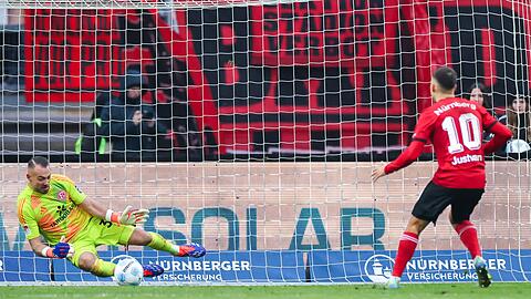 Die Schlüsselszene: Julian Justvan (r) verpasst es, beim Elfmeter auf 2:0 für Nürnberg zu erhöhen.