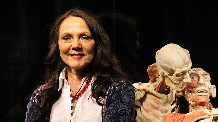 Die Kuratorin Angelina Whalley.