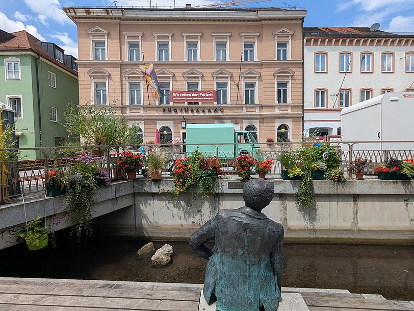 Das Denkmal für den Freisinger Schauspieler Karl Obermayr ("Monaco Franze") blickt direkt auf den Furtnerbräu in der Oberen Hauptstraße. Das Denkmal für den Freisinger Schauspieler Karl Obermayr ("Monaco Franze") blickt direkt auf den Furtnerbräu in der Oberen Hauptstraße.