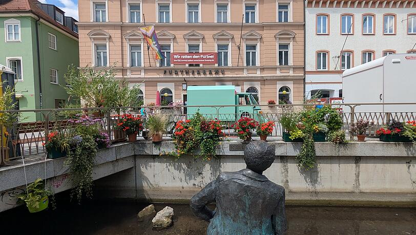 Das Denkmal f&uuml;r den Freisinger Schauspieler Karl Obermayr ("Monaco Franze") blickt direkt auf den Furtnerbr&auml;u in der Oberen Hauptstra&szlig;e.