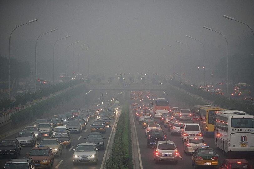 14. Januar 2013 In der chinesischen Hauptstadt Peking wird erstmals die Smog-Alarmstufe Orange ausgerufen. Vor allem der gefährliche Staub aus Kohlekraftwerken ist Grund für die hohe Luftverschmutzung.