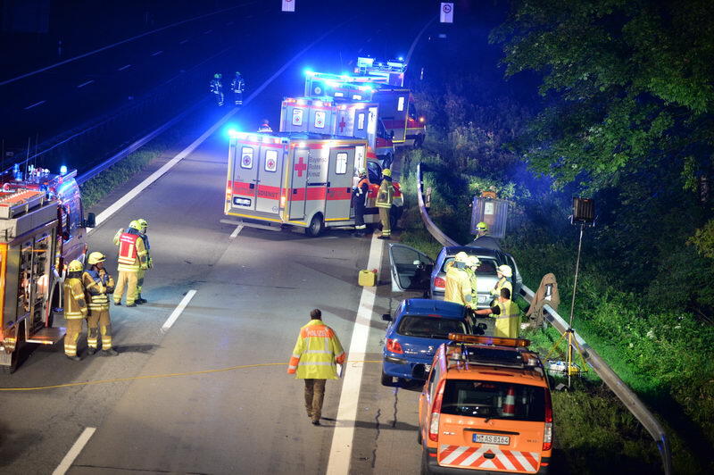 Unfall-Drama auf der A8 bei Grabenstätt: Eine französische Familie kracht mit ihrem Auto in ein Pannen-Auto. Bei dem Crash entsteht ein Trümmerfeld mit einer Länge von 300 Metern. Die Insassen kommen in die Klinik. Die Bilder...