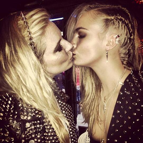 Knutsch-Alarm bei den Britinnen Sienna Miller (l.) und Cara Delevingne