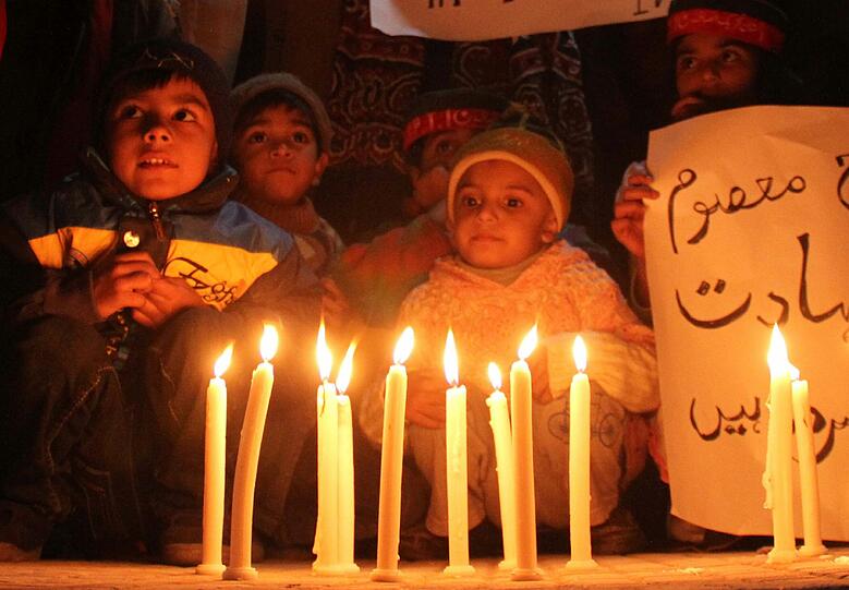 Die Menschen in Peshawar betrauern nach dem grausamen Anschlag auf eine Militärschule den Tod von 132 Schülern und neun weiteren Menschen.