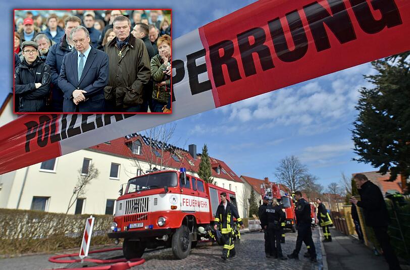 Sachsens-Anhalts Ministerpräsident Reiner Haseloff und Innenminister Holger Stahlknecht (vorn 2. u. 3.v.l.) bei einer Kundgebung mit dem Motto "Miteinander, Füreinander" am Samstag in Tröglitz. In der zukünftigen Unterkunft für Asylbewerber hatte es zuvor gebrannt.