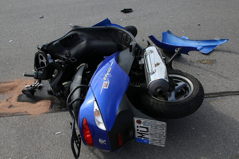 Schrecklicher Unfall auf der Kreisstraße MÜ25 in Richtung Waldkraiburg: Ein Rollerfahrer erlag seinen schweren Verletzungen!