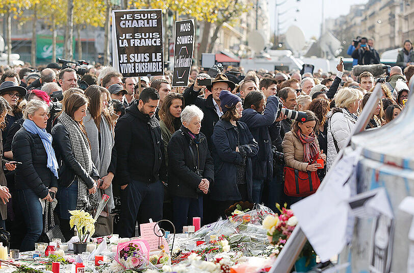 Franzosen nehmen am 16.11.2015 an der europaweiten Schweigeminute am Platz der Republik in Paris (Frankreich) teil.