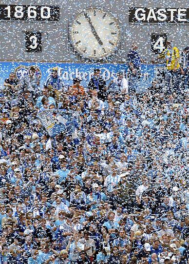 Einen Bundesliga-Abstieg und drei Jahre später gingen die Löwen für eine Übergangssaison wieder zurück ins Grünwalder. Das letzte Pflichtspiel fand am 22. Mai 2005 statt: Die Löwen verloren 3:4 gegen LR Ahlen und verpassten den direkten Wiederaufstieg knapp. Am Ende verabschiedeten sich die Löwen vom Sechzgerstadion und bezogen zusammen mit dem FC Bayern die Allianz-Arena.