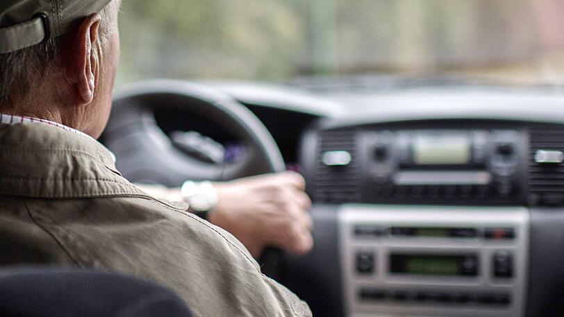 Weil beim Ausparken ein Handzeichen missverstanden wurde, kam es in Bad Kissingen zu Handgreiflichkeiten zwischen zwei Autofahrern. Symbolfoto