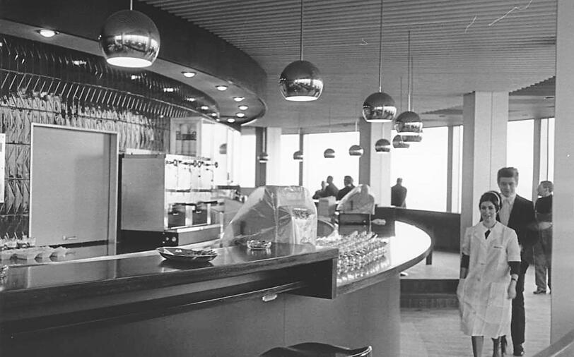 Alles ist bereitet: die untere Etage im neuen Turm mit Selbstbedienungstheke, auf der Aschenbecher stehen. Das waren noch Zeiten.