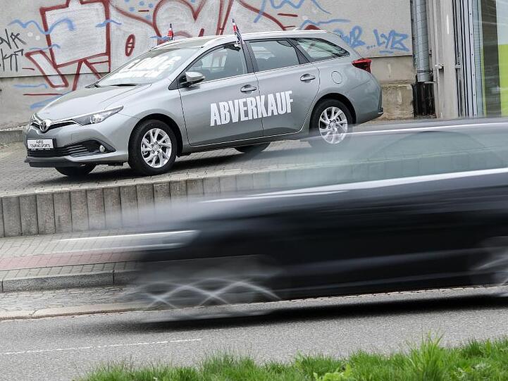 Kunden für neue Autos sind derzeit rar: Der Schriftzug "Abverkauf" steht auf einem grauen Toyota Auris Kombi vor einem Autohaus in Chemnitz.