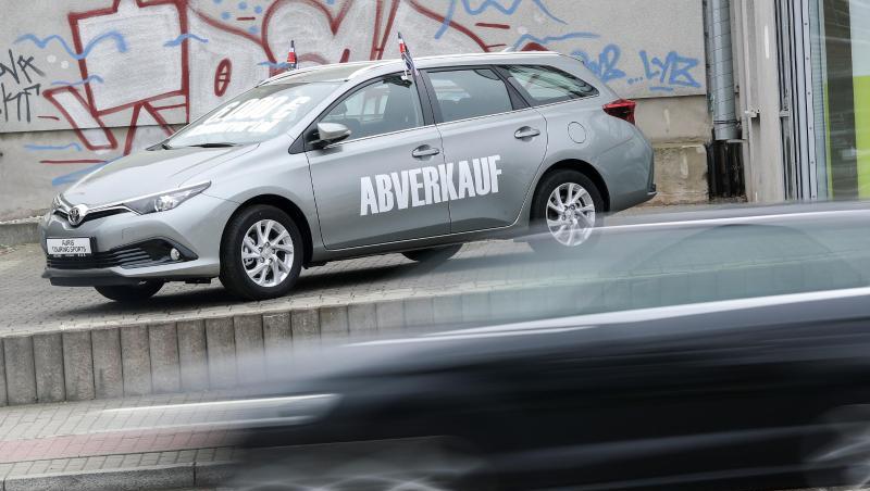 Kunden für neue Autos sind derzeit rar: Der Schriftzug "Abverkauf" steht auf einem grauen Toyota Auris Kombi vor einem Autohaus in Chemnitz. Kunden für neue Autos sind derzeit rar: Der Schriftzug "Abverkauf" steht auf einem grauen Toyota Auris Kombi vor einem Autohaus in Chemnitz.