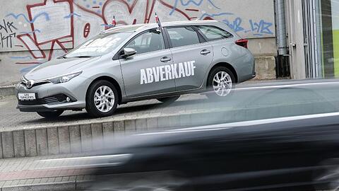 Kunden für neue Autos sind derzeit rar: Der Schriftzug "Abverkauf" steht auf einem grauen Toyota Auris Kombi vor einem Autohaus in Chemnitz.