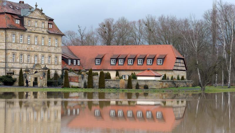 Die Seniorenresidenz Schloss Gleusdorf spiegelt sich in einer überfluteten Wiese. Foto: David-Wolfgang Ebener/Archivbild Die Seniorenresidenz Schloss Gleusdorf spiegelt sich in einer überfluteten Wiese. Foto: David-Wolfgang Ebener/Archivbild