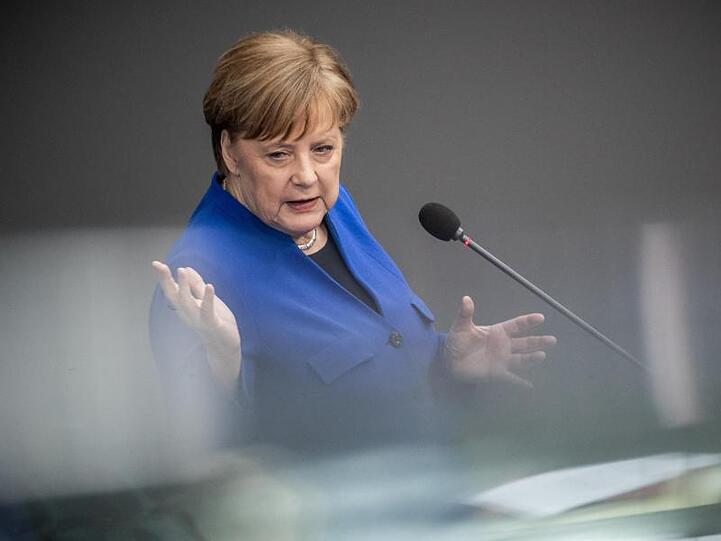 Kanzlerin Angela Merkel spricht im Bundestag.