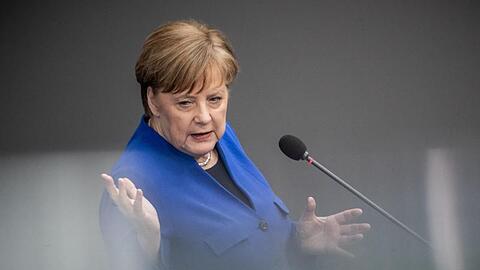 Kanzlerin Angela Merkel spricht im Bundestag.