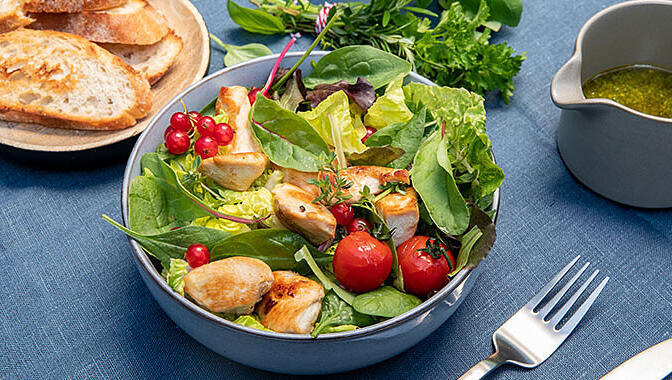 Leichter Salat mit Tierwohl-Hähnchenbrustfilet.