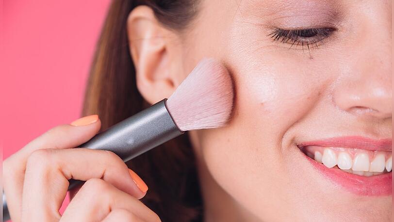 Rouge muss nicht immer mit dem Pinsel aufgetragen werden.