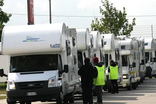 Schlange stehen für den Wiesn-Wahnsinn: Wohnwagen an der Neuen Messe Riem.