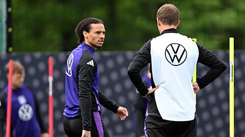 "Leroy hat eine Qualität, auf die wir nicht verzichten wollen, nicht verzichten können", sagt Bundestrainer Julian Nagelsmann über Bayern-Star Sané (l.), der im letzten EM-Test gegen Griechenland zum Einsatz kommen wird.