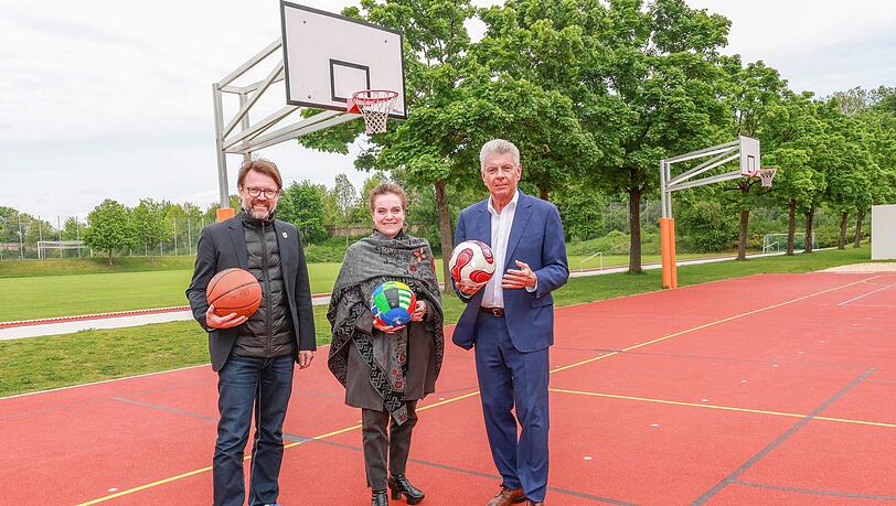 Sportreferent Florian Kraus, Baureferentin Jeanne-Marie Ehbauer und Oberbürgermeister Dieter Reiter auf den neuen Basketballplätzen der Bezirkssportanlage Süd.