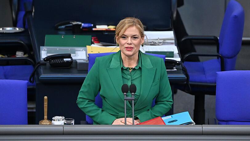 Bundestagspr&auml;sidentin Julia Kl&ouml;ckner fordert strengere Voraussetzungen f&uuml;r eine Besch&auml;ftigung durch Abgeordnete und eine bessere Drohnenabwehr. (Archivbild)