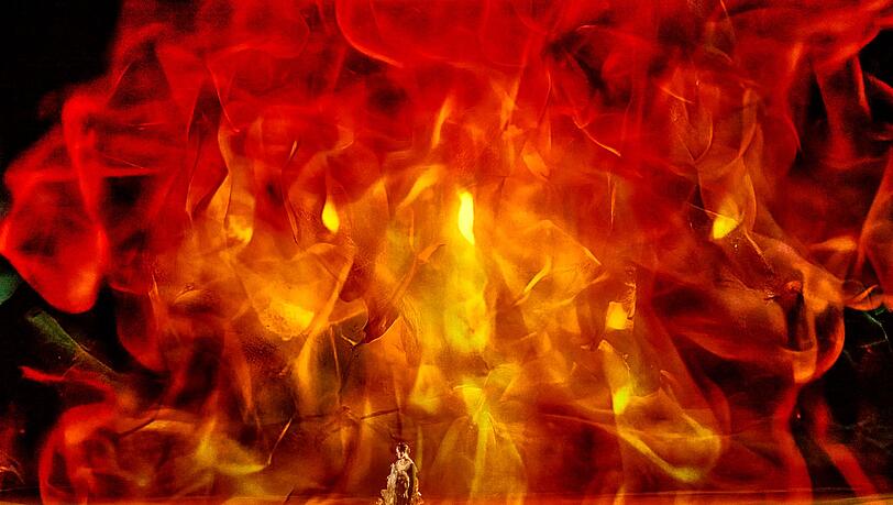 Die KI setzt die Bayreuther B&uuml;hne in Flammen.