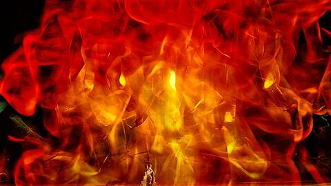 Die KI setzt die Bayreuther B&uuml;hne in Flammen.