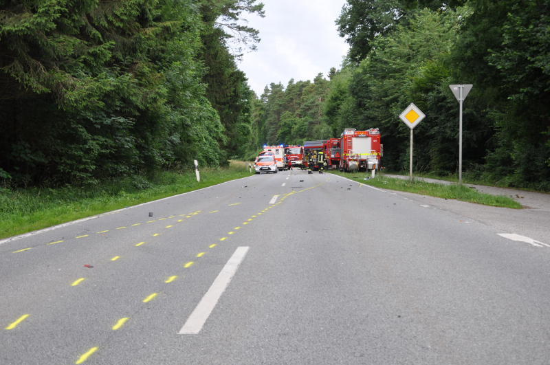 Der Wagen zerschellte an einem Baum - der Fahrer starb an der Unfallstelle.