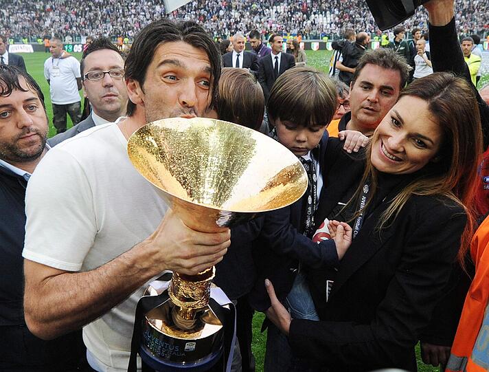 Alena Seredova ist mit Italiens Torhüter Nr.1, Gianluigi Buffon, verheiratet.