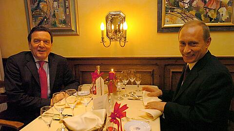Gerhard Schröder und Wladimir Putin sind seit Jahren dicke Freunde. Hier ein Foto von 2004, bei einem gemeinsamen Restaurant-Besuch in Hamburg.