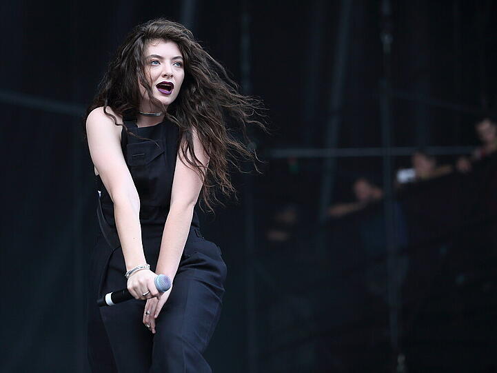 Lorde mag es auf der Bühne gerne schwarz