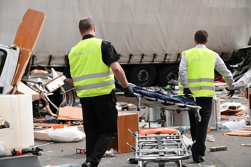Sechs Lastwagen, ein Wohnmobil und ein Auto waren an dem Unfall bei Guxhagen beteiligt.
