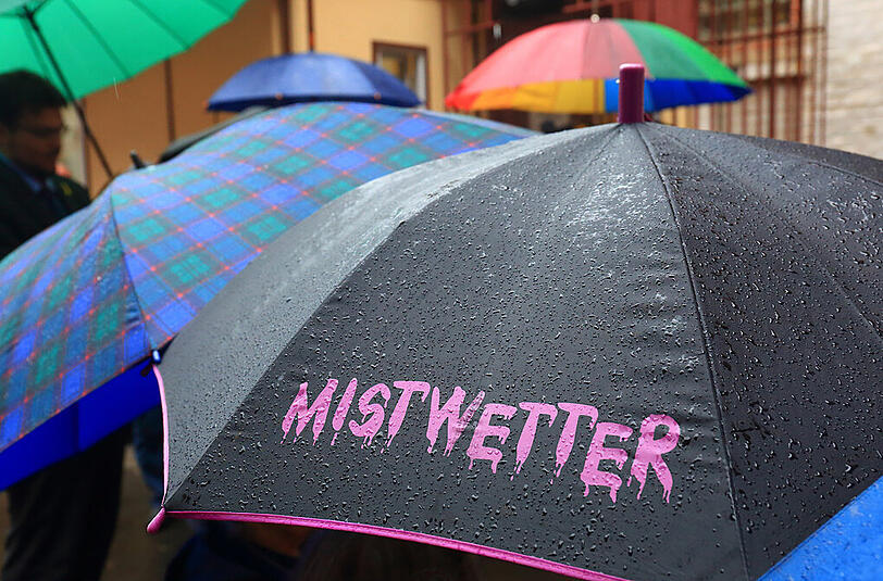 Das Wetter bleibt vorerst schlecht. Aber zum Wochenende hin wird's wieder wärmer.