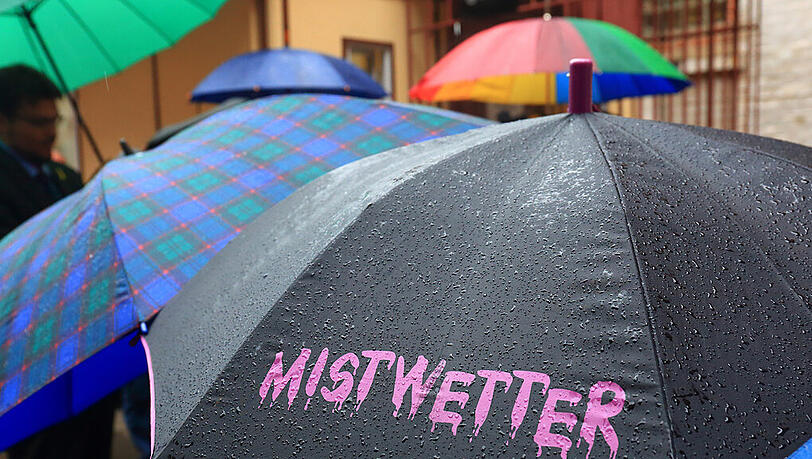 Das Wetter bleibt vorerst schlecht. Aber zum Wochenende hin wird's wieder wärmer. Das Wetter bleibt vorerst schlecht. Aber zum Wochenende hin wird's wieder wärmer.