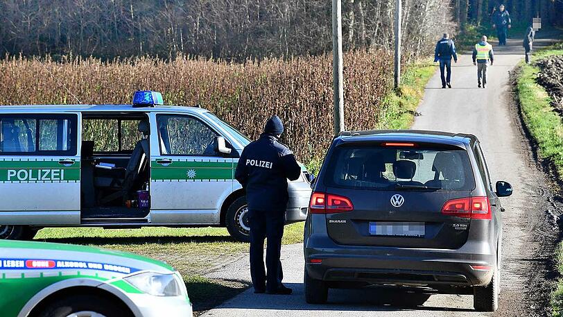 In einem Waldstück zwischen Kienberg und Schnaitsee sollen menschliche Leichenteile gefunden worden sein. Die Polizei ermittelt. Die Bilder.
