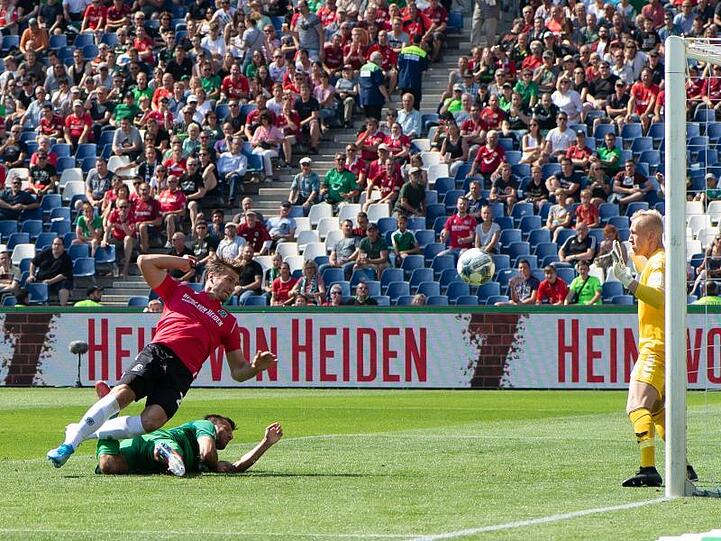 Hendrik Weydandt (l) rettete mit seinem Tor zum 1:1 Hannover 96 einen Punkt gegen Fürth.
