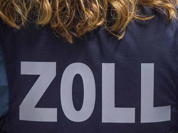 "Zoll" steht auf der ballistischen Schutzweste einer Zöllnerin. Foto: Boris Roessler/dpa/Archivbild