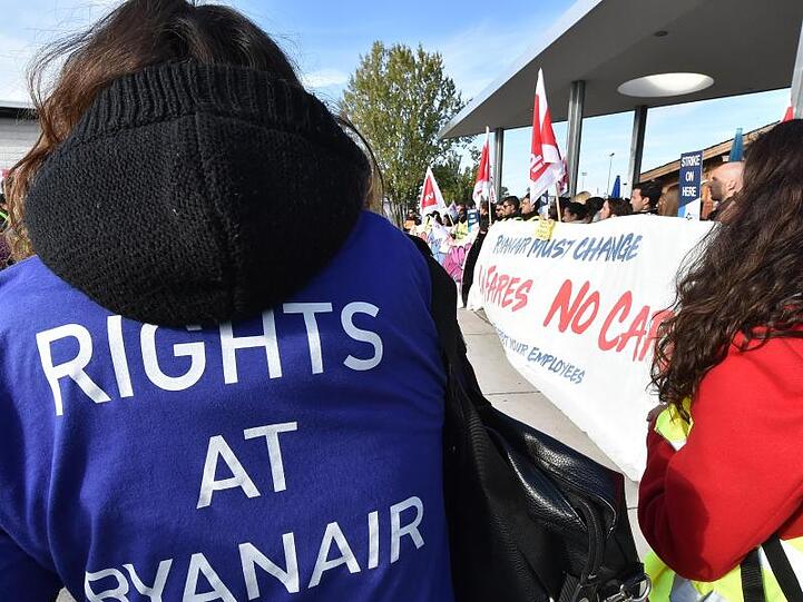 Ryanair-Streikende am Flughafen Schönefeld 2018.