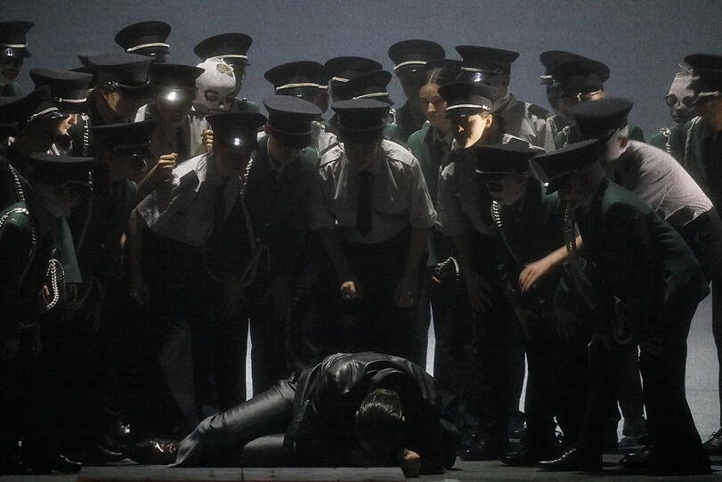 Der Kinderchor am Beginn der Oper.