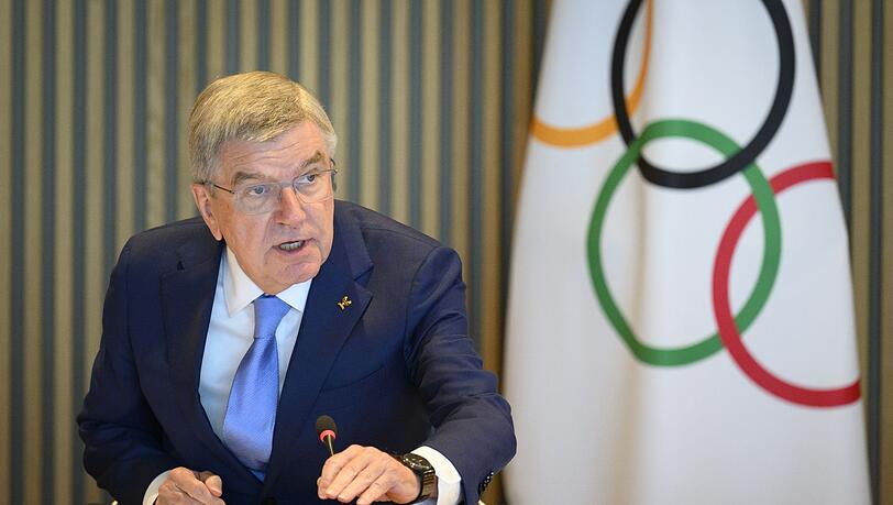 Das IOC um Präsident Thomas Bach will darüber entscheiden, ob russische Sportler in Paris an der Eröffnungsfeier teilnehmen dürfen.