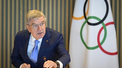 Das IOC um Präsident Thomas Bach will darüber entscheiden, ob russische Sportler in Paris an der Eröffnungsfeier teilnehmen dürfen.